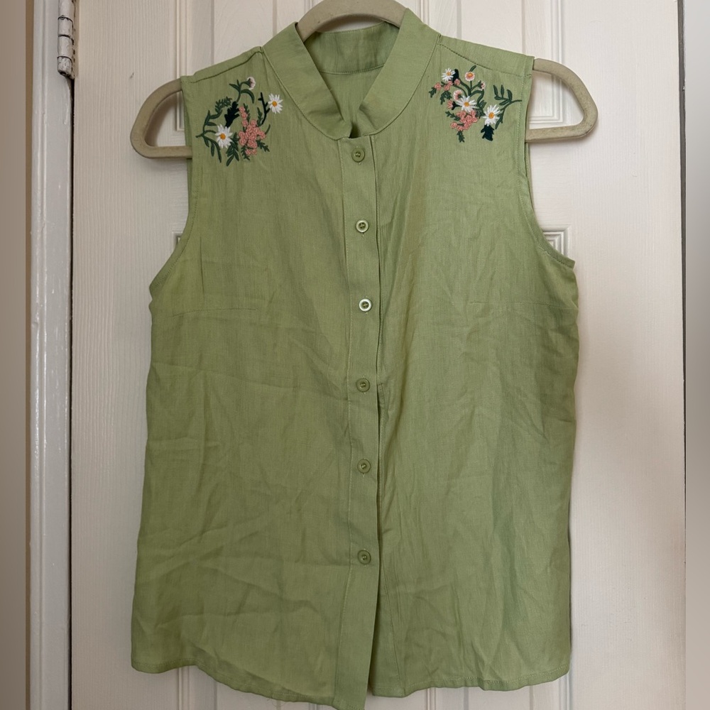 Vintage Sleeveless Embroidered Button-Front Top - Light Green